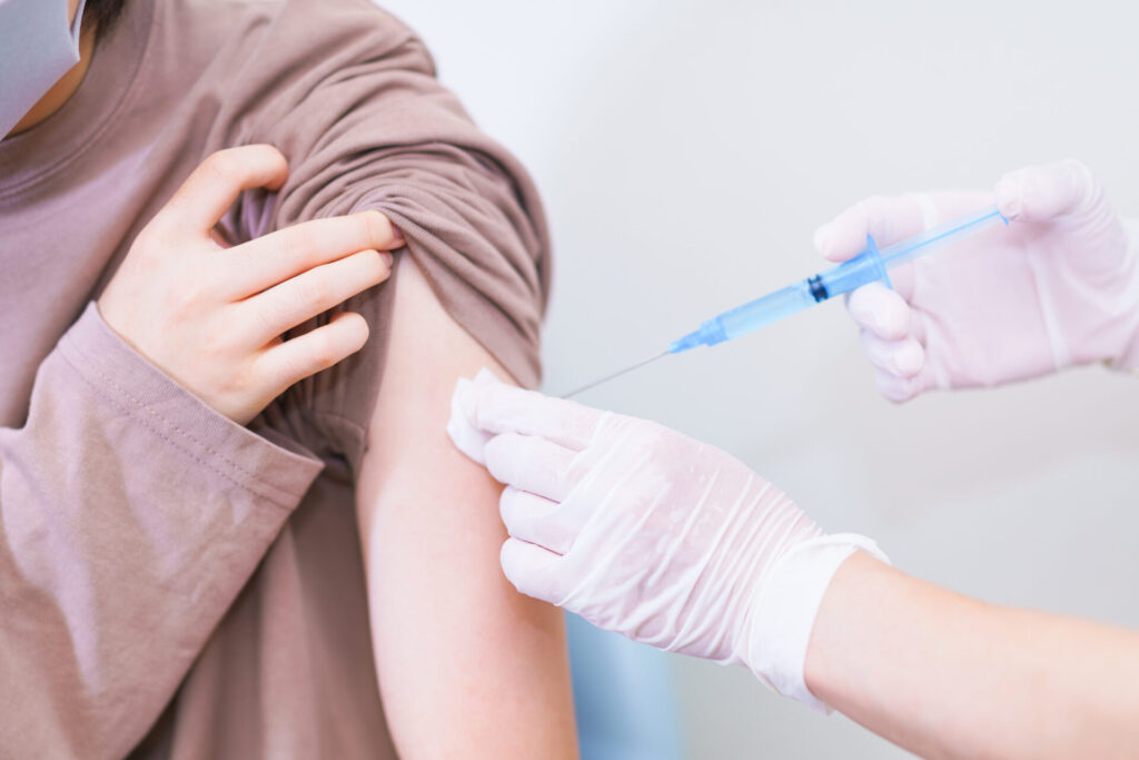 ワクチン接種を受ける人